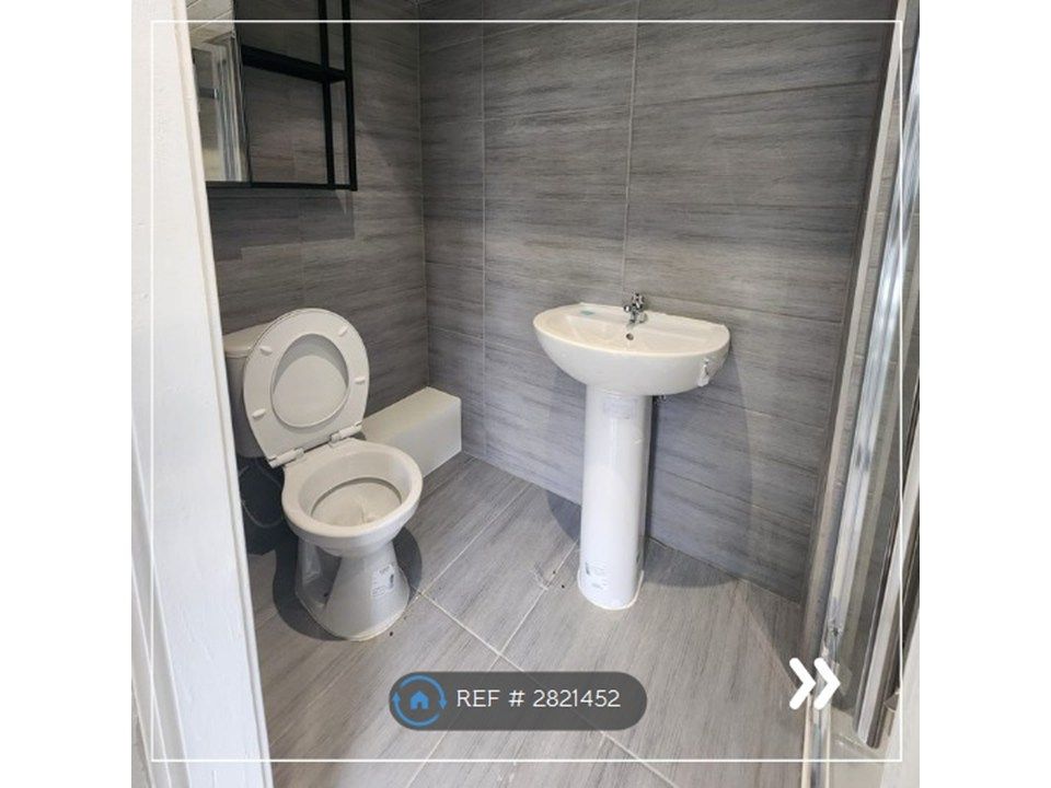 Property photo 3 of 6 En-Suite 2