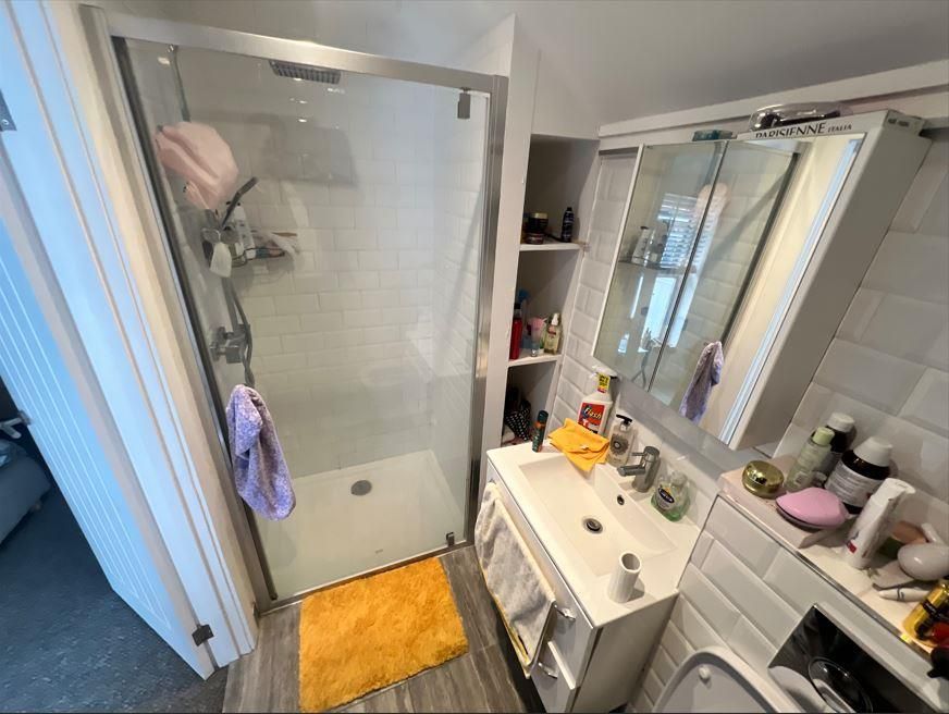 Property photo 3 of 6 Bathroom