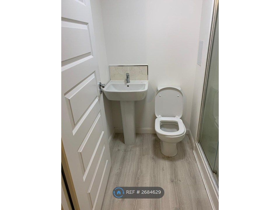 Property photo 3 of 19 Ensuit