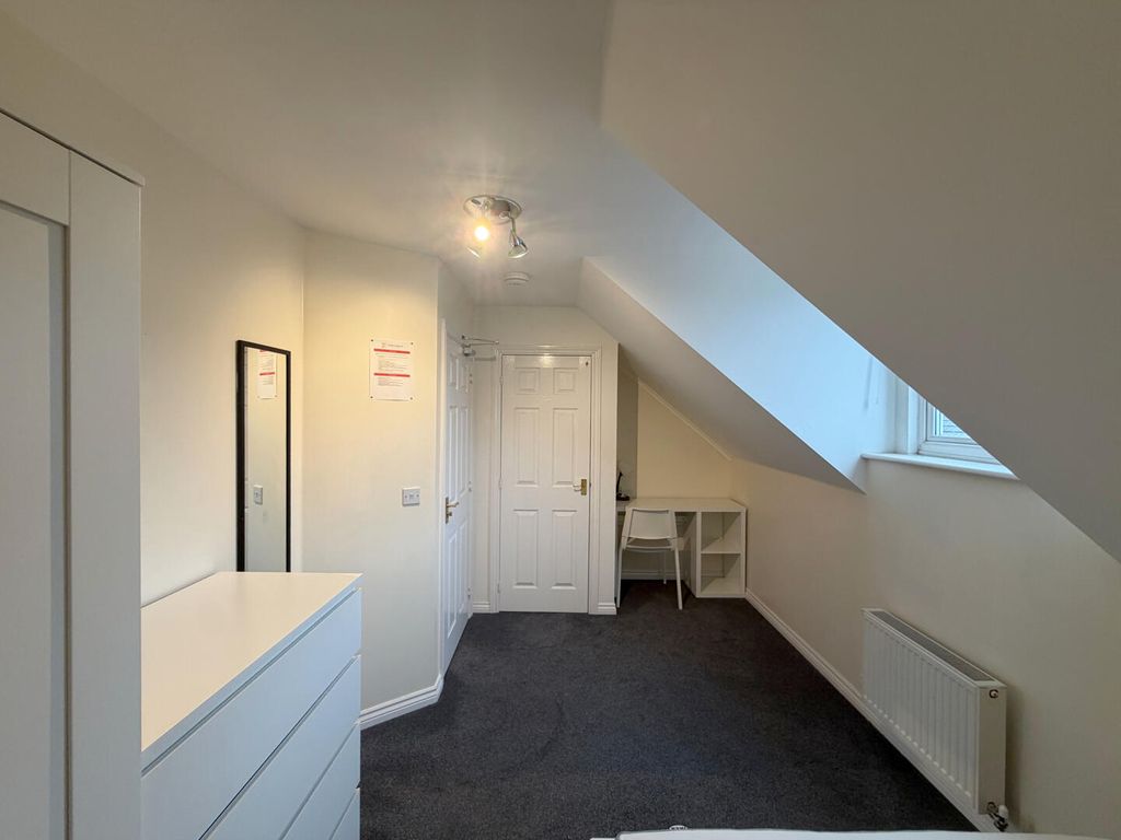 Property photo 3 of 10 Bedroom