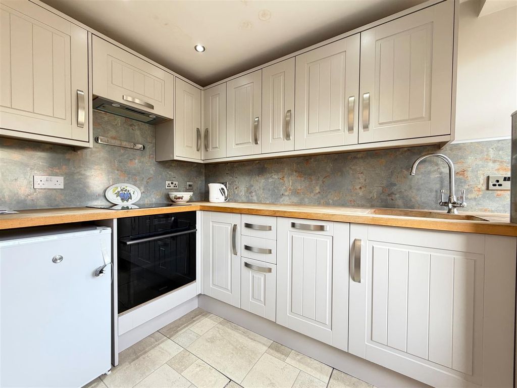 Property photo 3 of 12 Kitchen