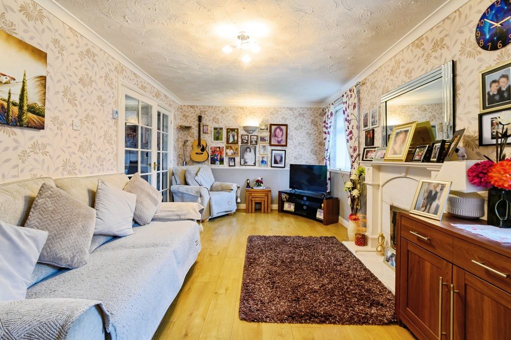 Property photo 3 of 18 Lounge