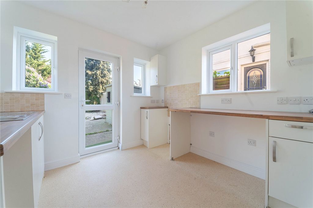 Property photo 3 of 11 Kitchen