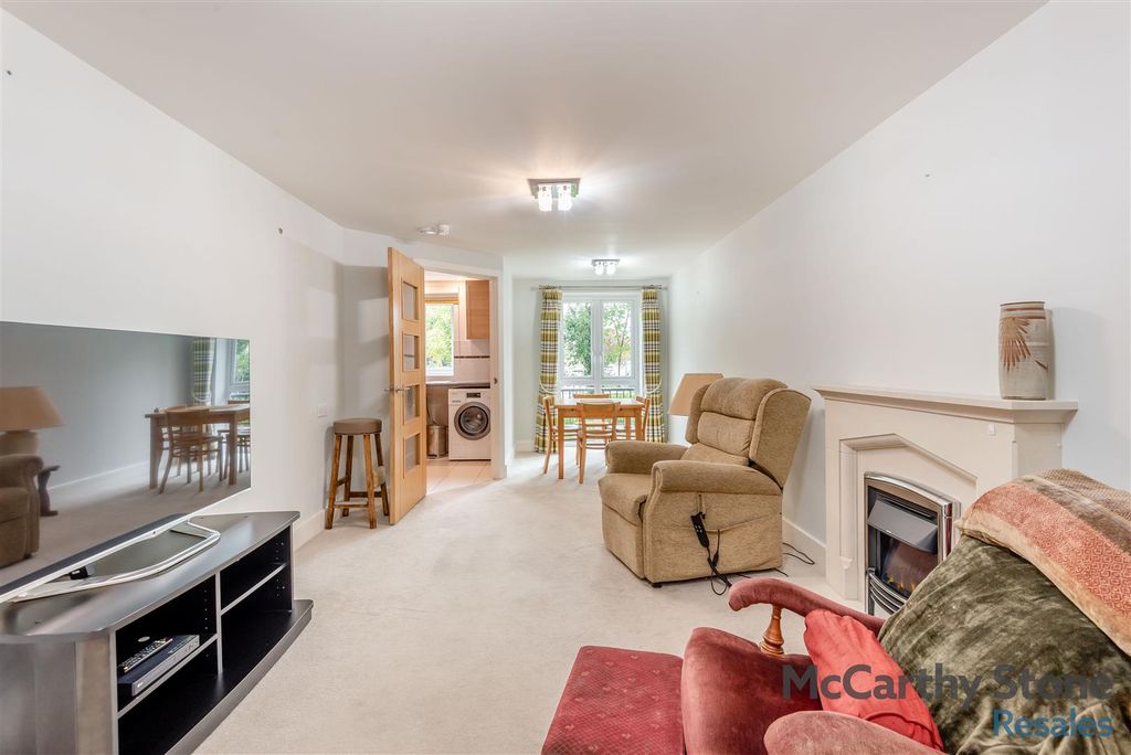 Property photo 3 of 31 8667108-Interior02.Jpg