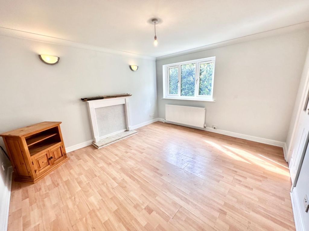 Property photo 3 of 18 Lounge