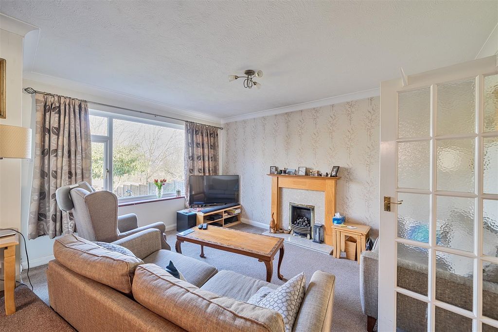 Property photo 3 of 31 Living Room