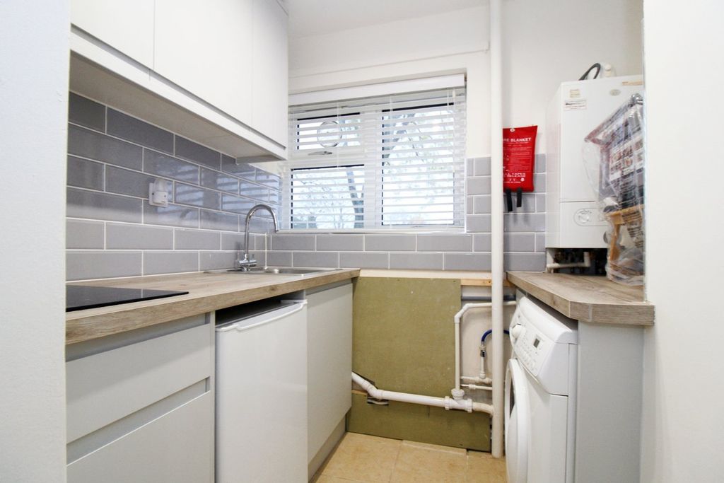 Property photo 3 of 8 Kitchen