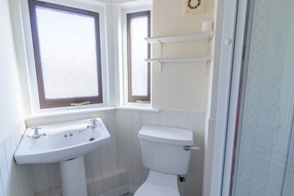 Property photo 2 of 20 Bathroom