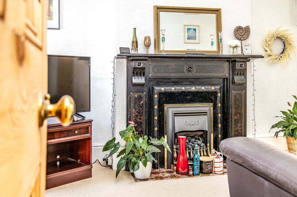 Property photo 2 of 33