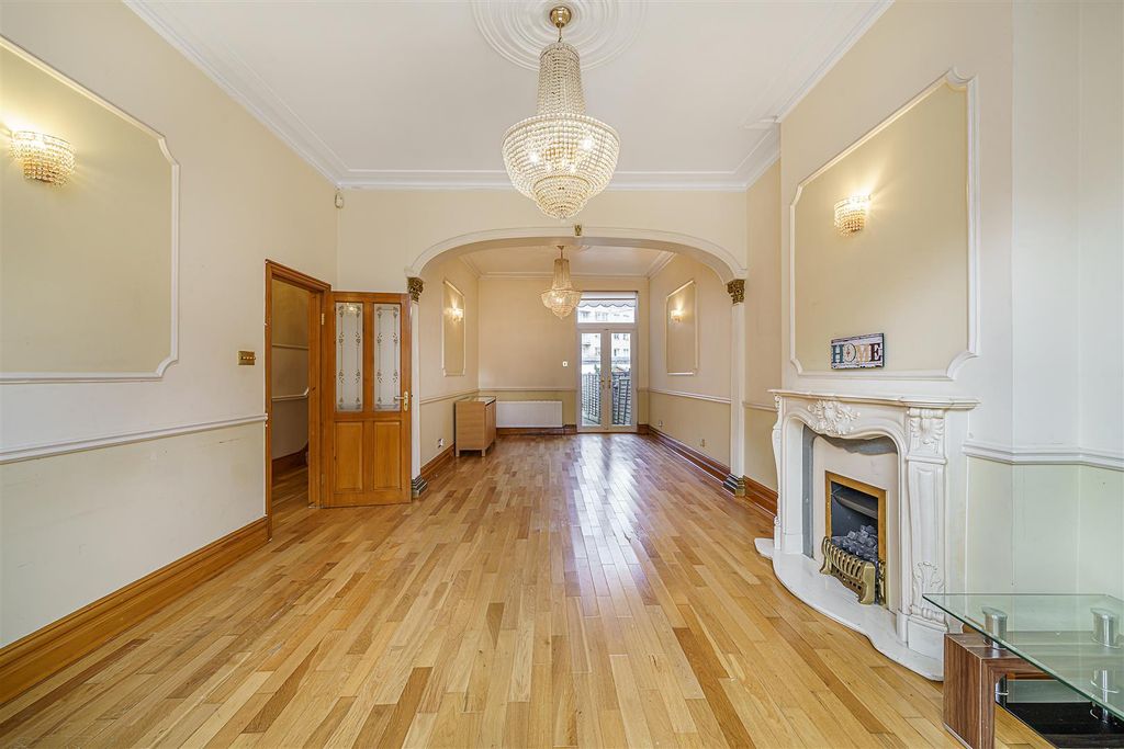 Property photo 2 of 13 6 Harpenden Road-7.Jpg