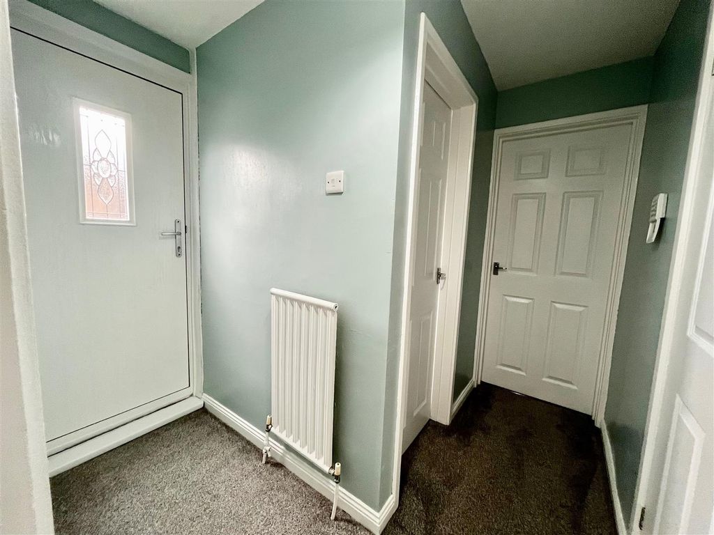 Property photo 3 of 16 Entrance Hall