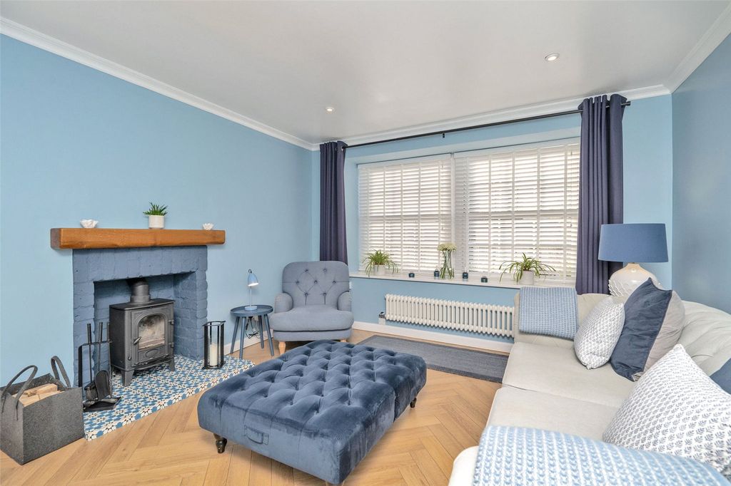Property photo 2 of 38 Sitting Room