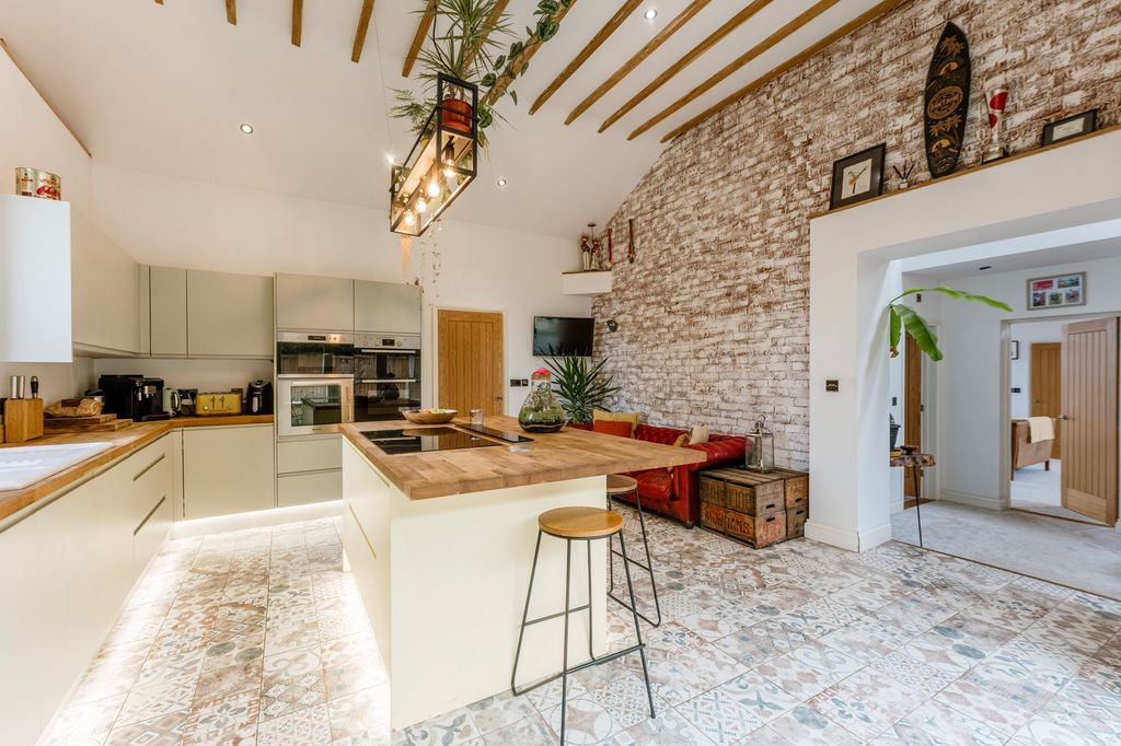 Property photo 2 of 23