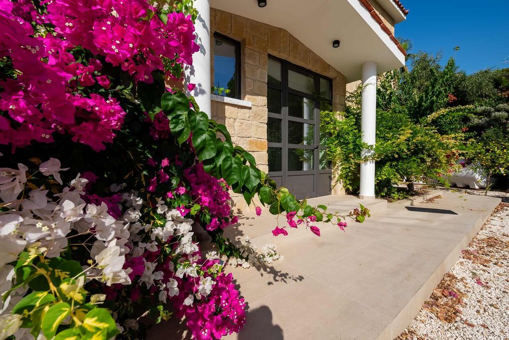 Property photo 2 of 25