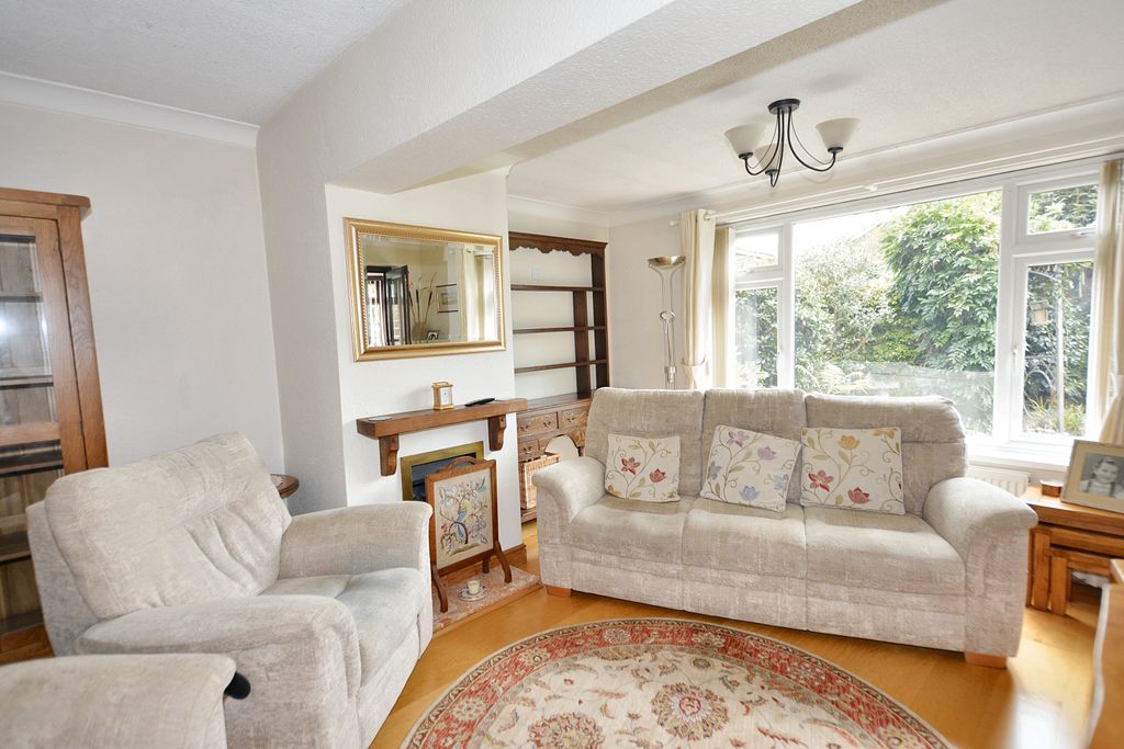 Property photo 3 of 16 Lounge (2)