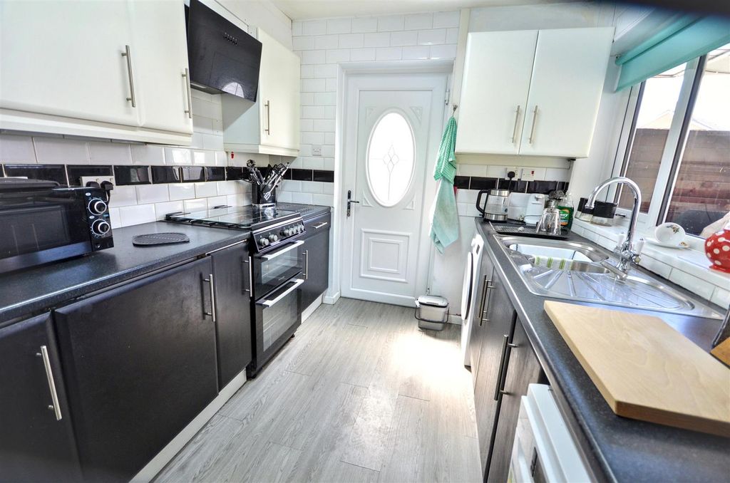 Property photo 3 of 11 Kitchen