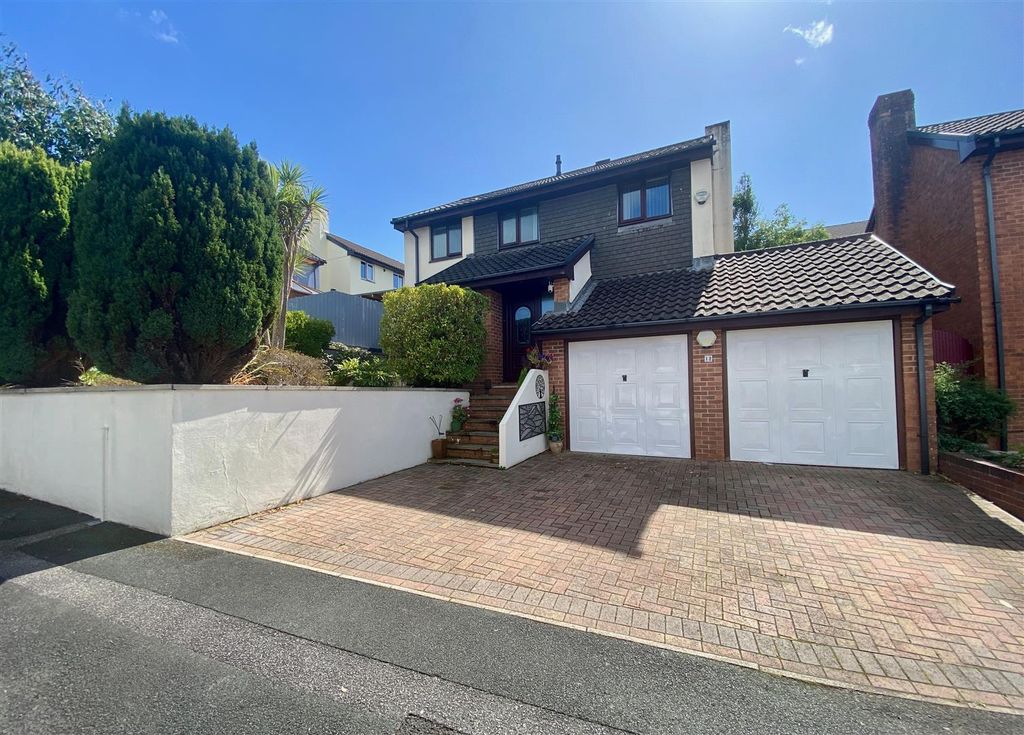 Property photo 1 of 18 Greenwood Park Close