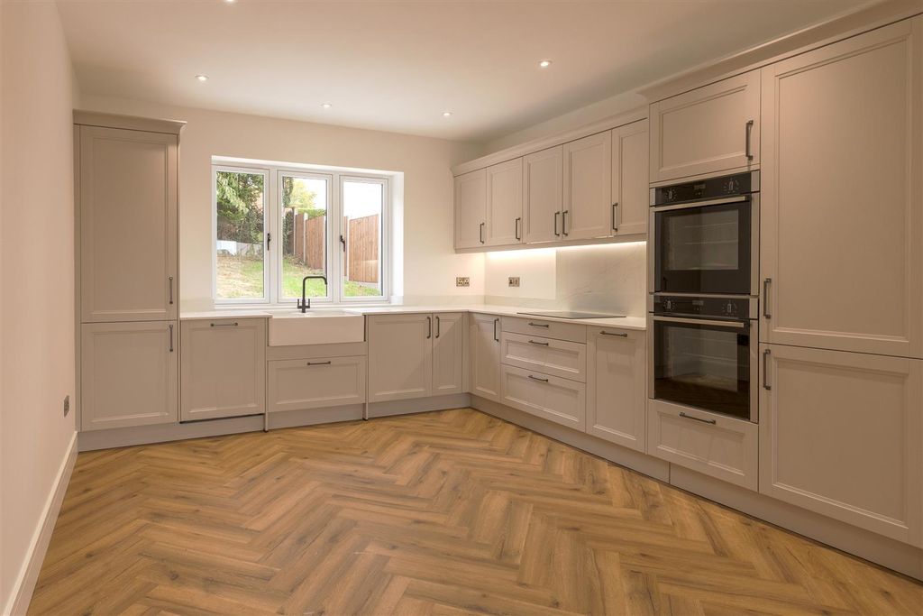 Property photo 3 of 17 Kitchen