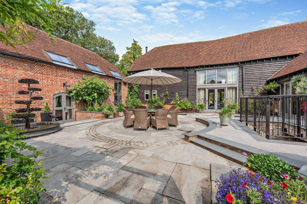 Property photo 3 of 25 Courtyard