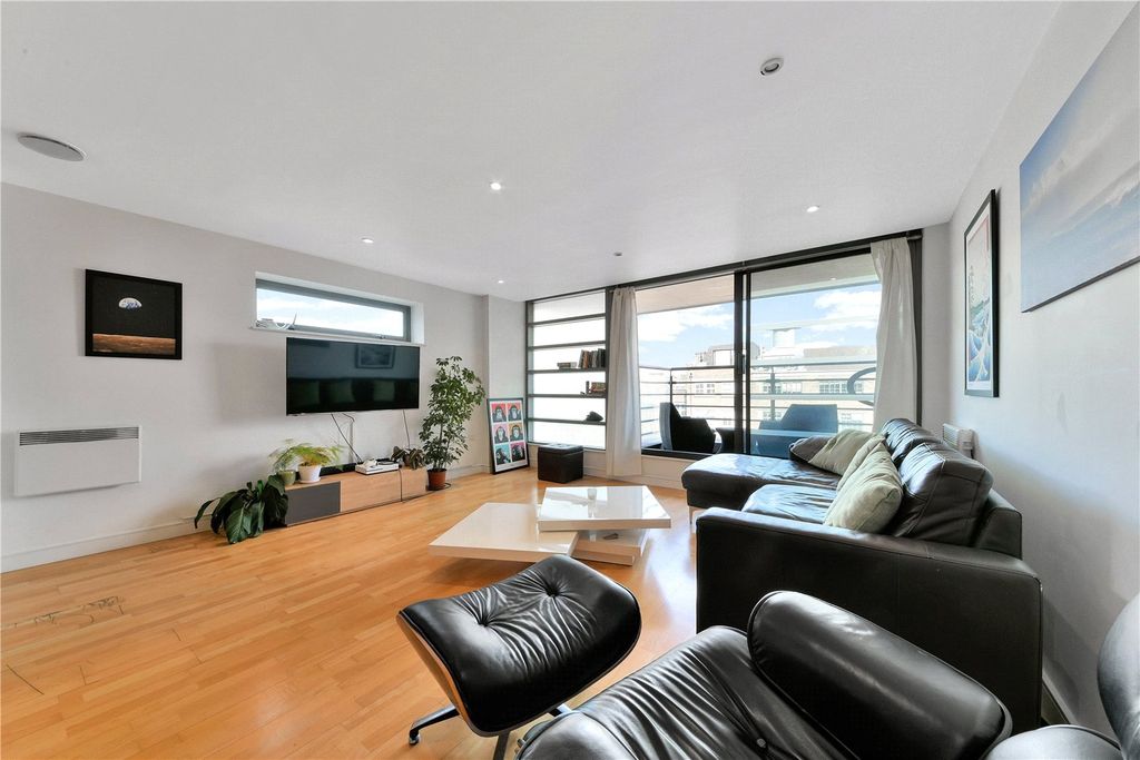 Property photo 1 of 11 Reception/Kitchen