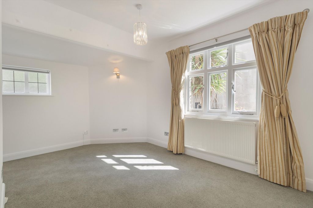 Property photo 3 of 10 Image