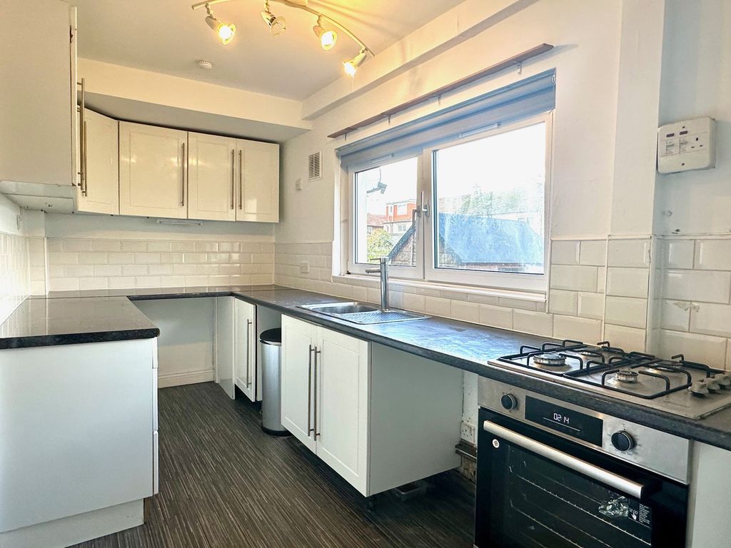 Property photo 3 of 11 Kitchen