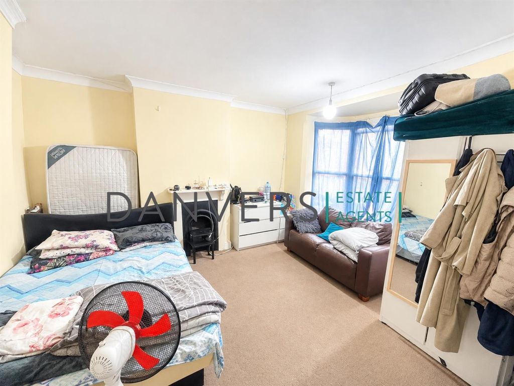 Property photo 3 of 5 Bed 2.Jpg