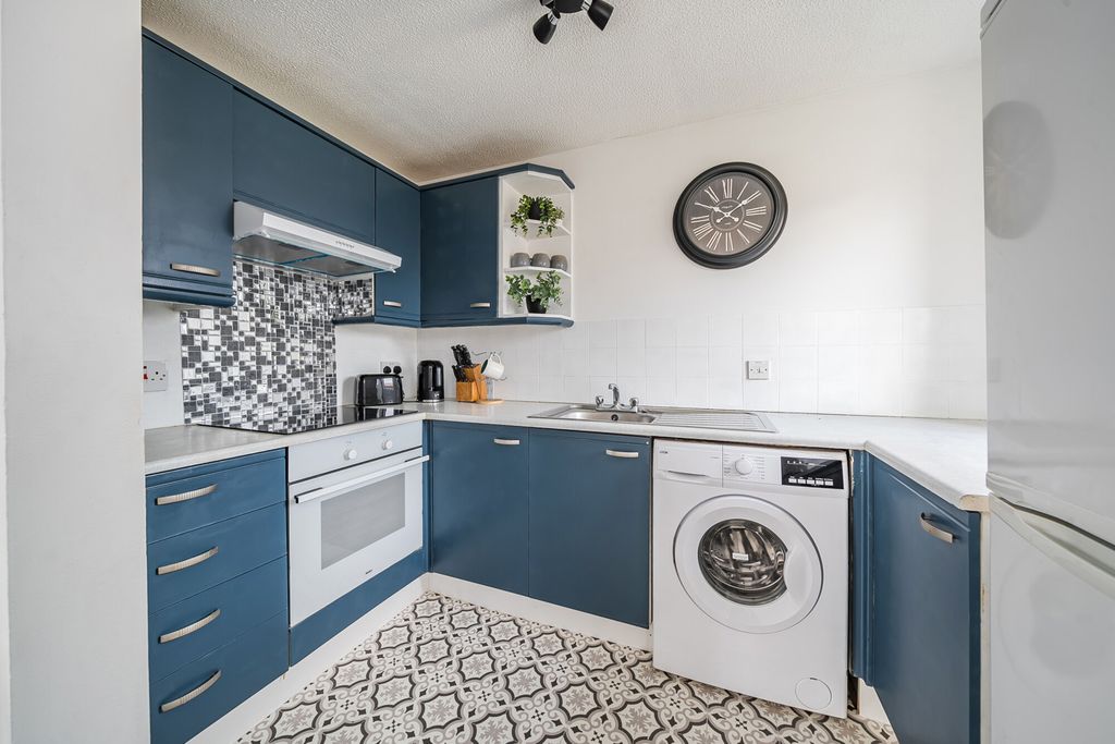 Property photo 2 of 12 Kitchen