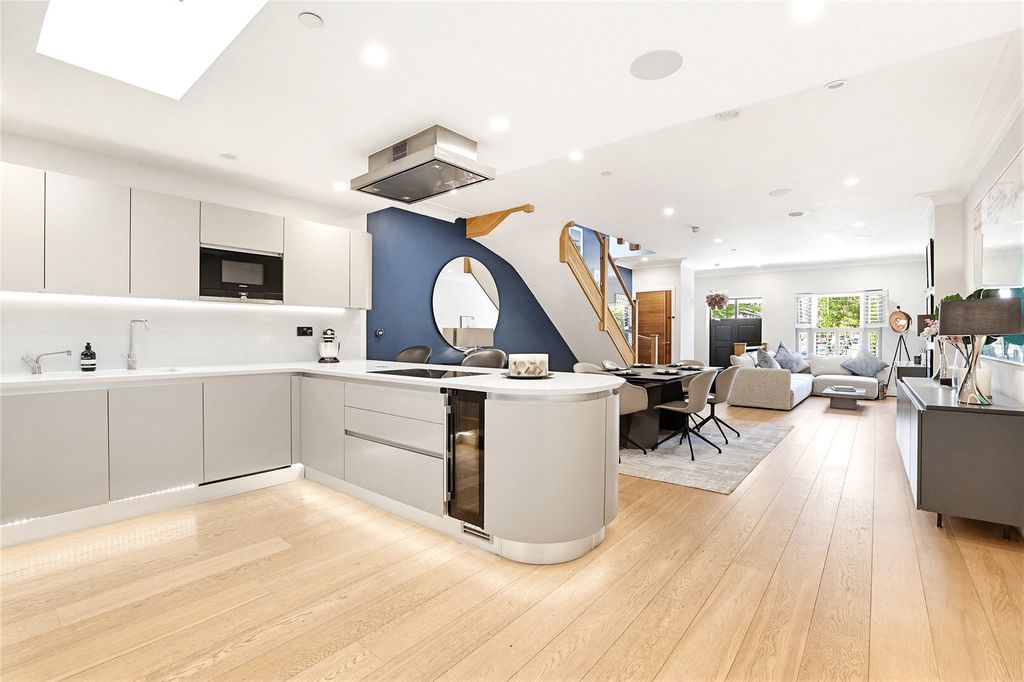 Property photo 2 of 15 Kitchen/Reception