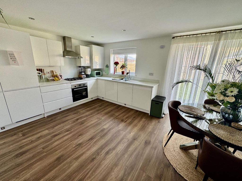 Property photo 3 of 11 Kitchen / Diner