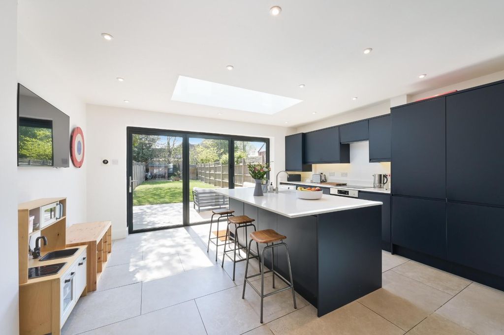 Property photo 2 of 18 Heatherside Road  (10).Jpg