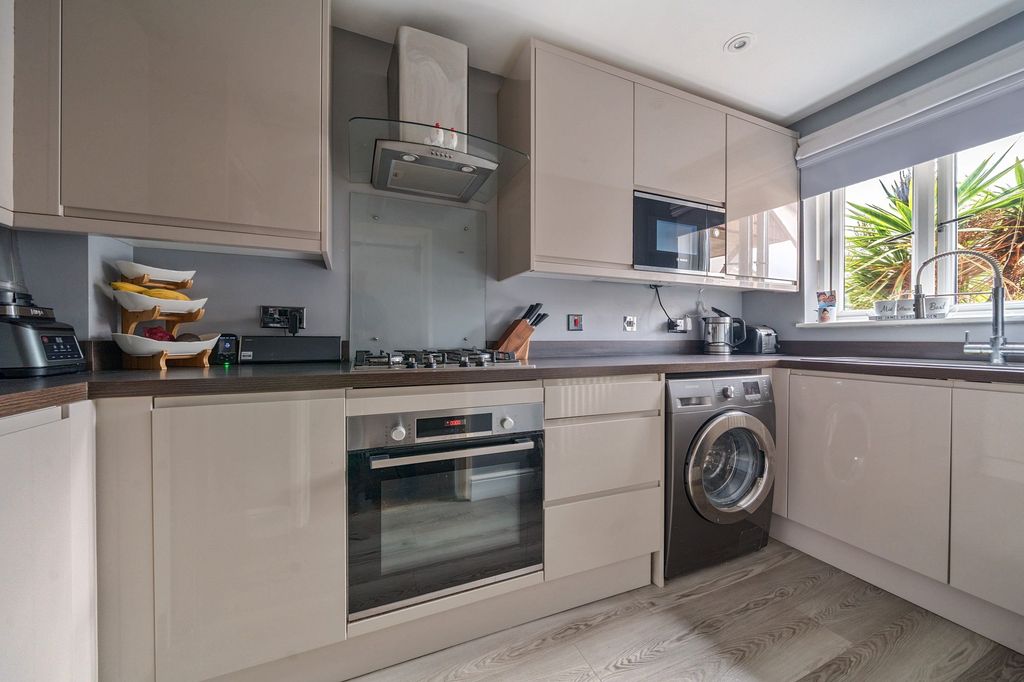 Property photo 2 of 12 Kitchen