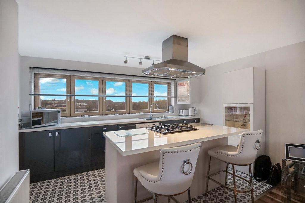 Property photo 3 of 17 Kitchen