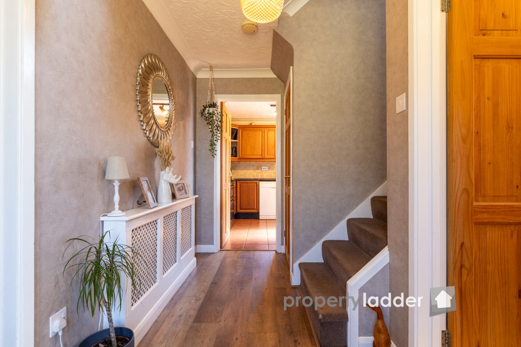 Property photo 2 of 21 14 Bowling Green Close - Pl-16