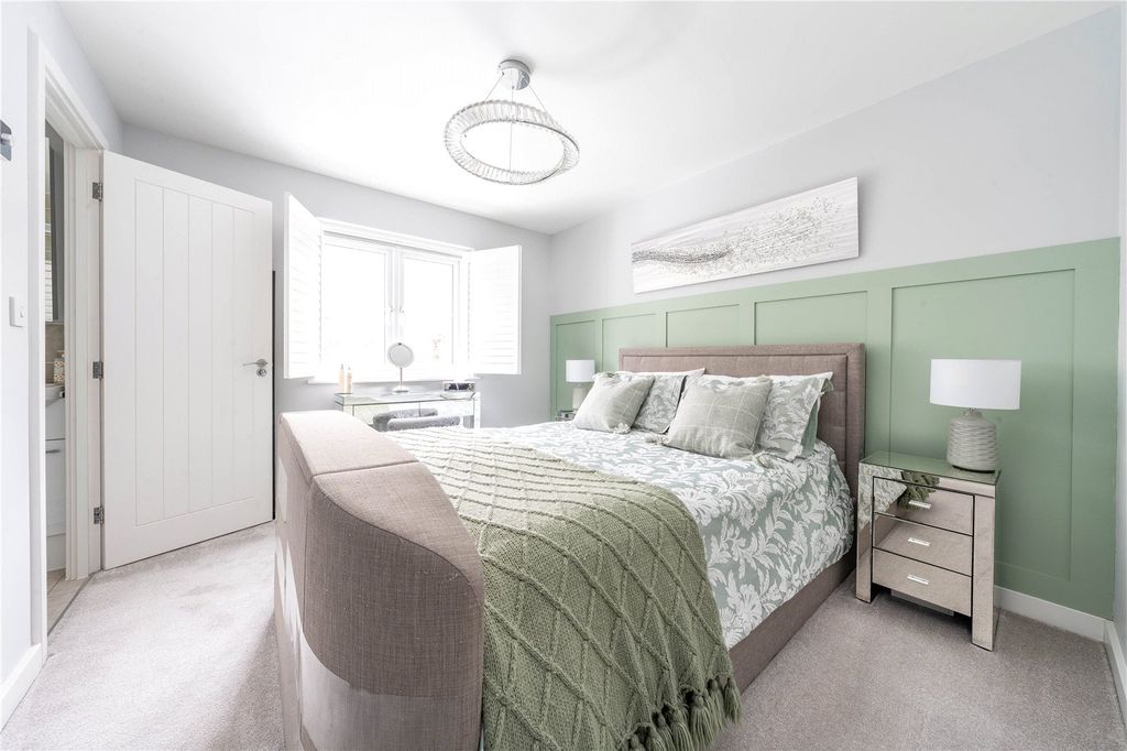 Property photo 3 of 16 Main Bedroom