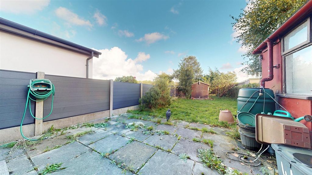 Property photo 2 of 17 Junction Road Rear Garden