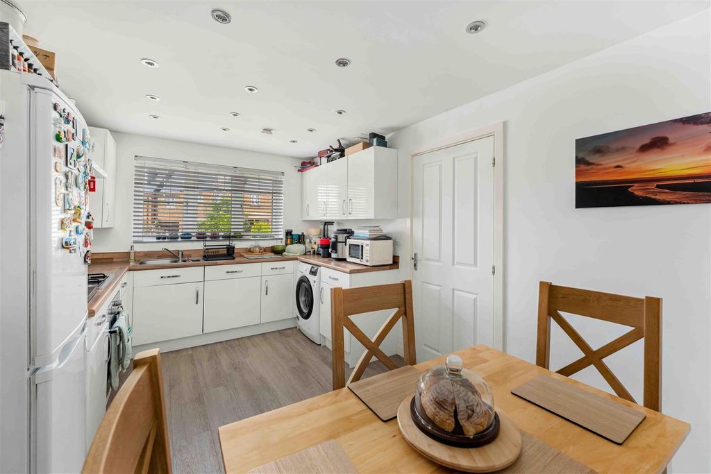 Property photo 3 of 16 26 Nickling Road, Banbury-7.Jpg