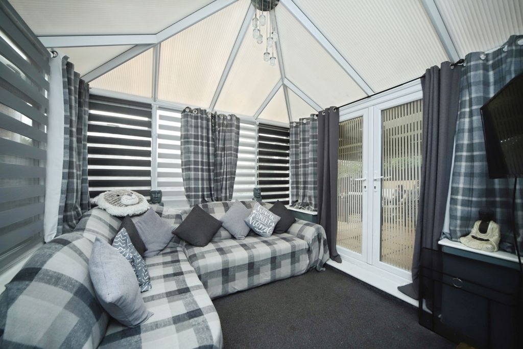 Property photo 3 of 20 Conservatory