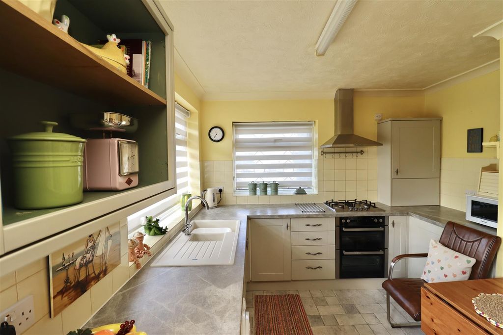 Property photo 2 of 26 Breakfast Kitchen