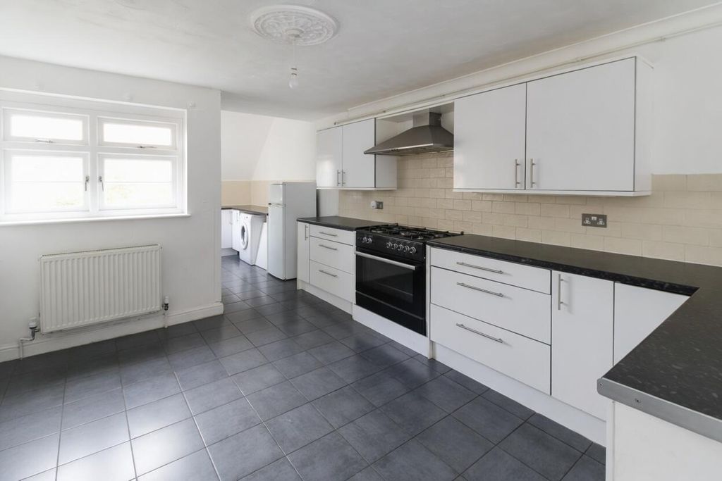 Property photo 3 of 9 Kitchen