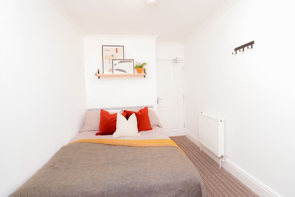Property photo 3 of 6 A Bright And Inviting Double Bedroom Featuring Mod...