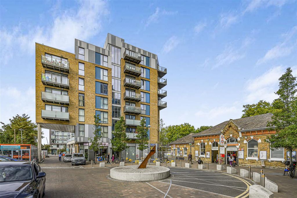 Property photo 1 of 28 22, 8, Station Approach-28.Jpg