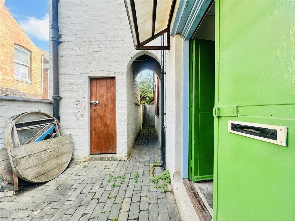 Property photo 1 of 9 Outside