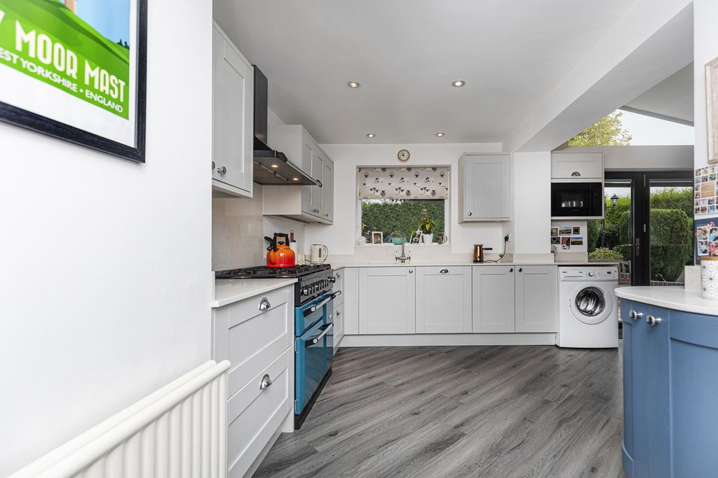 Property photo 3 of 23 Kitchen