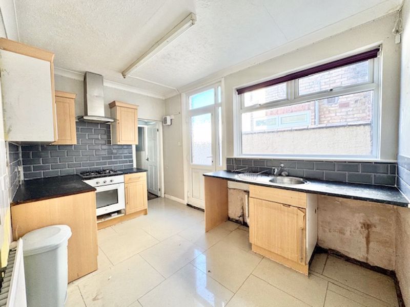 Property photo 3 of 17 Kitchen