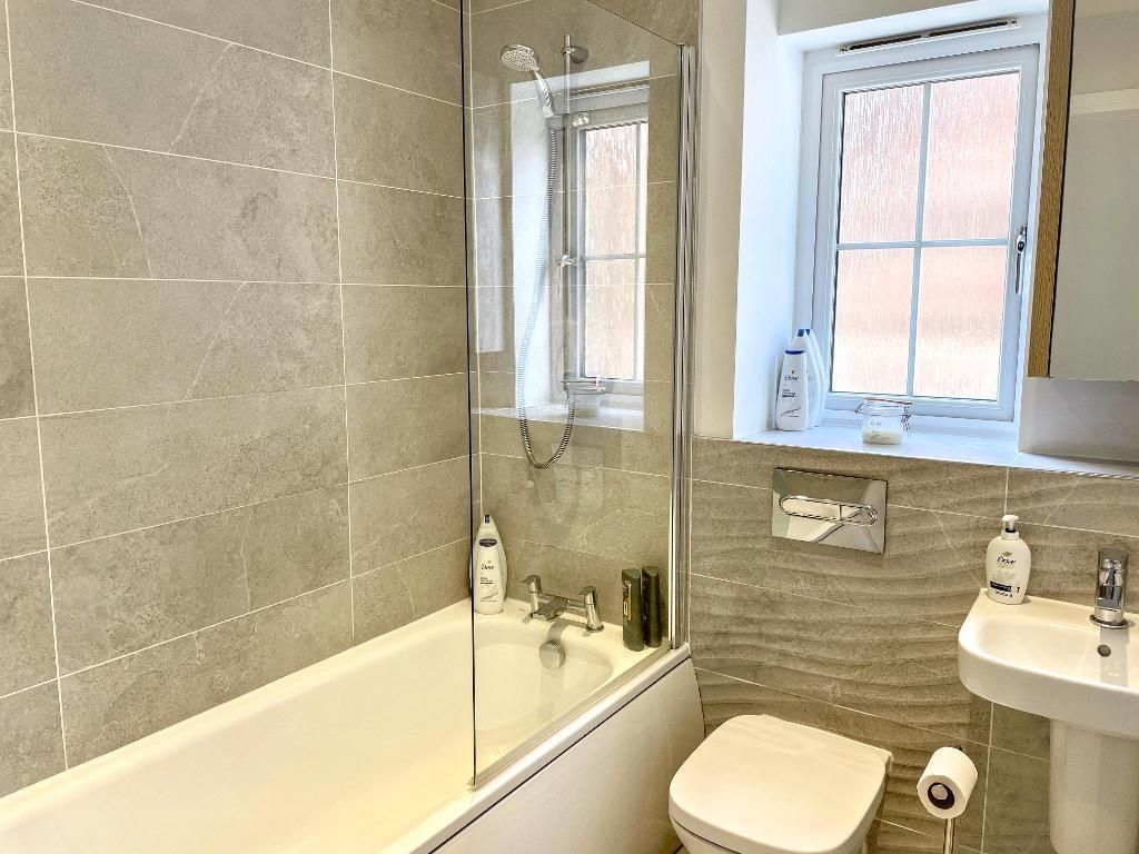 Property photo 2 of 10 Bathroom