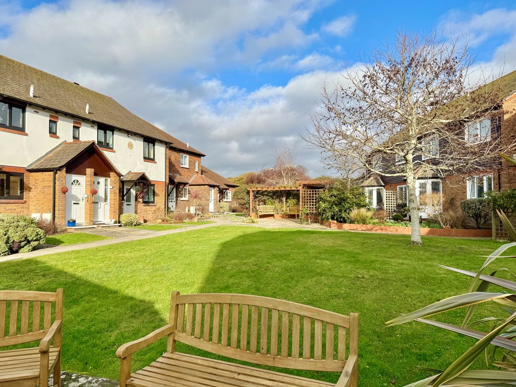 Property photo 2 of 17 17 Barton Court Gardens