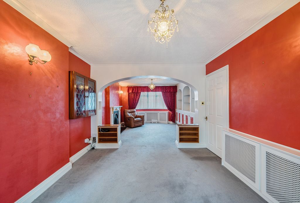 Property photo 3 of 16 1299595-18-682dc6...