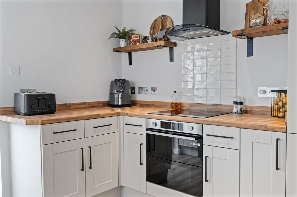 Property photo 3 of 33