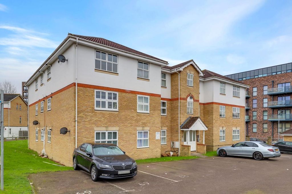 Property photo 1 of 13 15-4168Jhpropworld - 75 Montana Gardens - 43-Mediu